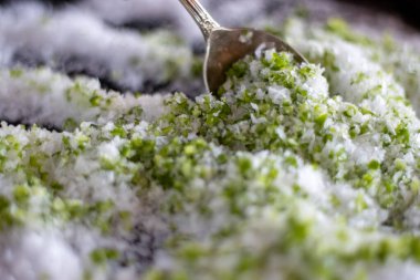 Bitirici Tuza Kıymalı Sarımsak Pelerinini Elle Karıştırmak