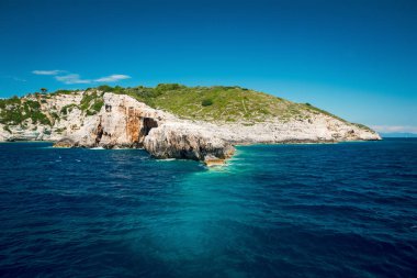 Derin Mavi Okyanustaki Rocky Adası