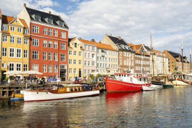 Büyük yelkenli gemiler Kopenhag 'ın renkli Nyhavn' unu süslüyor.