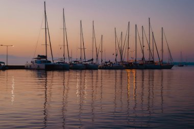 Sükunet Marina 'da Günbatımında yelkenliler