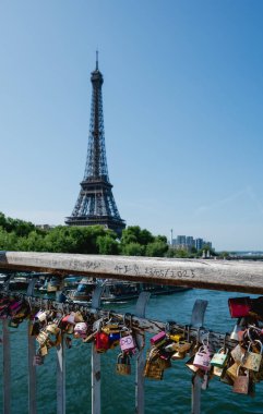 Paris, Fransa 'da kilitlerle kaplı köprüden Eyfel Kulesi manzarası.