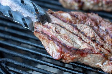 Sıcak kömürün üzerinde ızgara izleri olan pirzola bifteği.