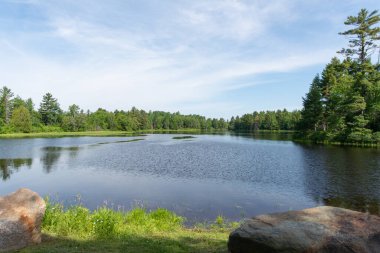 Güneşli bir günde ıssız bir Michigan Gölü