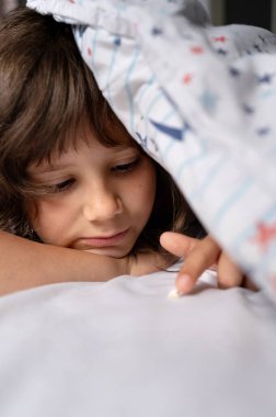 Yastığın altında diş saklayan kız çocuğu.