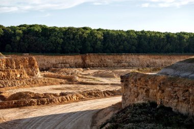 Bir taş ocağının kazı alanının manzarası. Yol dönüşü.