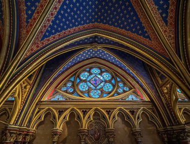 Fransa, Paris 'teki Sainte Chapelle Şapeli' nin Gotik iç mimarisi..