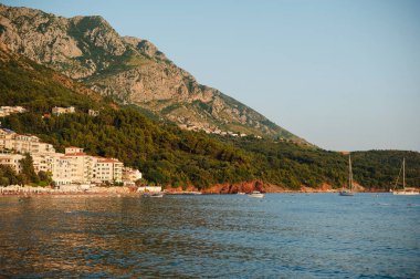 Dağlı ve Tekneli Manzaralı Kıyı Manzarası