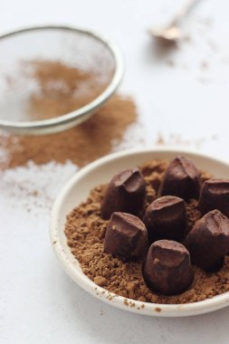 Yer mantarı şekerlemeleri gri bir masada bir tabakta yatıyor.