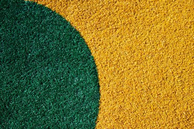 Dokulu sarı yüzey üzerinde canlı yeşil çember
