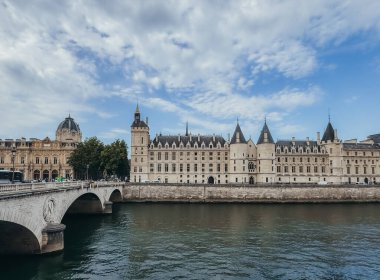 Paris, Fransa 'daki Seine nehrinin kıyısındaki Conciergerie Kalesi.