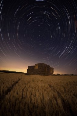 Saman balyalarının üzerindeki yıldızların çevresi