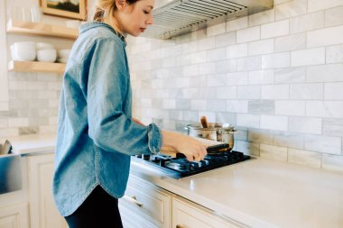 Ocakta balkabağı çorbası hazırlayan kadın.