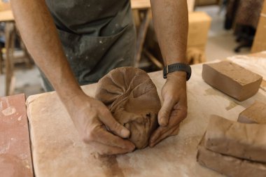 Seramik ve Çömlek Stüdyosu Sanatçısı