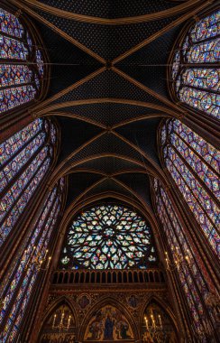 Paris, Fransa 'daki Saint Chapelle kilisesinin içinde lekeli camlar var..