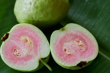 Olgun guava meyvesinin yaprak üzerindeki yakın görüntüsü