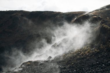 Paricutin volkanı kraterinden buhar çıkıyor.