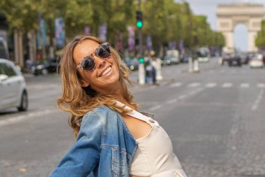 Gülümseyen kadın Paris sokaklarında eğleniyor, Zafer Takı