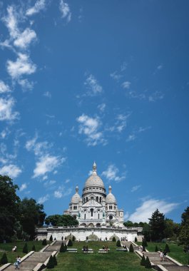 Bazilika Sacre Coeur güneşli bir günde Montmartre, Fransa.