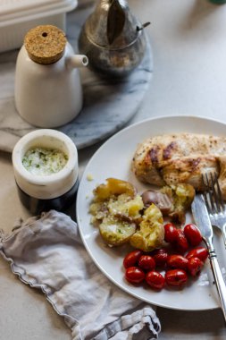 Sarımsaklı Scape Tuzu ve Yemekli Masaüstü Sahnesi