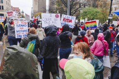 Kalabalık yağmurda büyük mitinglerde protesto işaretleri veriyor