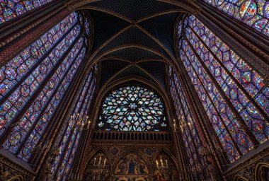 Paris, Fransa 'daki Saint Chapelle kilisesinin içinde lekeli camlar var..