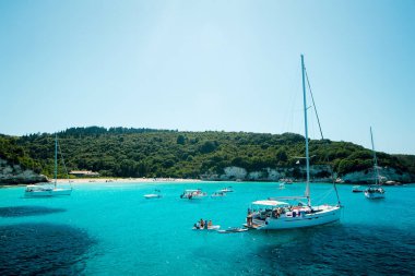 Turkuaz Suları 'na demirli yelkenliler, Lush Adası yakınlarında.