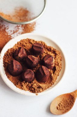 Yer mantarı şekerlemeleri gri bir masada bir tabakta yatıyor.