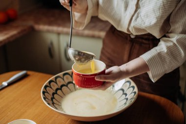 Karışımı kırmızı ramekin içine dök