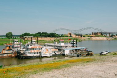 Mississippi Riverboat 'ları Memphis, Tennessee' de Köprü ile kenetlendi