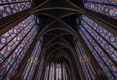 Paris, Fransa 'daki Saint Chapelle kilisesinin içinde lekeli camlar var..