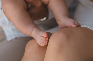 Bir bebeğin ayaklarına yakın çekim. Mather 'la yeni doğmuş erkek bebek