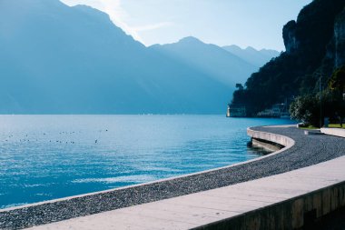 Gezinti güvertesiyle Garda Gölü Dağı Manzarası