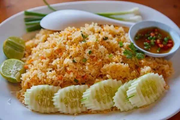 Dilimlenmiş salatalıklı Tayland usulü kızarmış pilav.