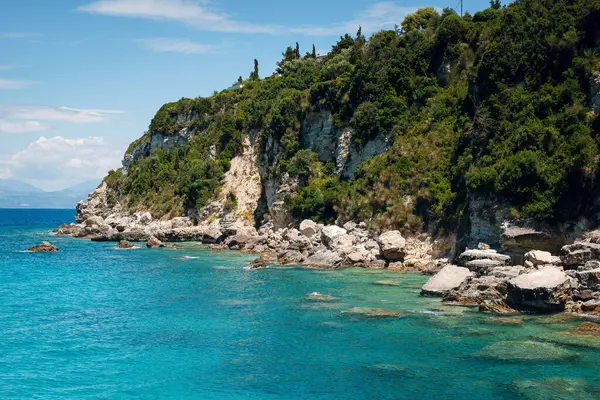 Rocky Kayalıkları ve Turkuaz Denizi Açık Gökyüzü Altında