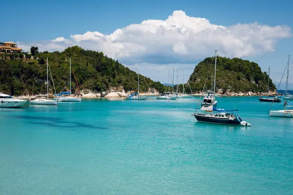 Yelkenli ve Turkuaz Suları ile Serene Sahil Sahnesi