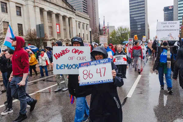 Kalabalık yağmur altında hükümeti protesto etti