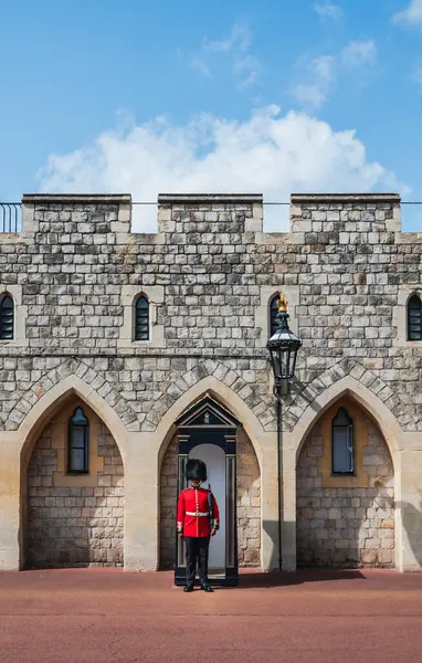 İngiltere Windsor Kalesi 'nde geleneksel üniformalı kraliyet muhafızları görev başında..