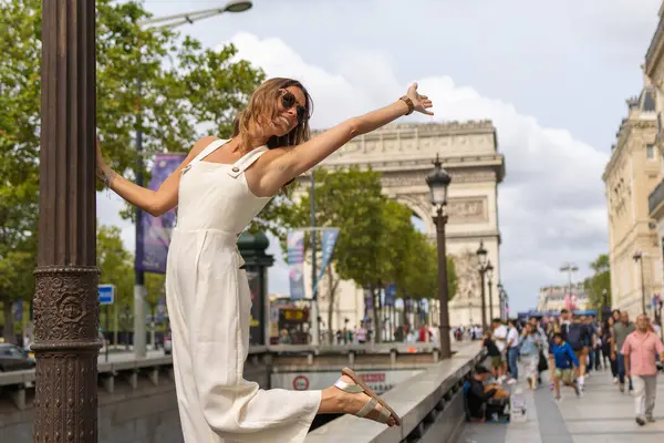 Neşeli kadın neşe içinde dengede duruyor, Paris Caddesi, Zafer Takı
