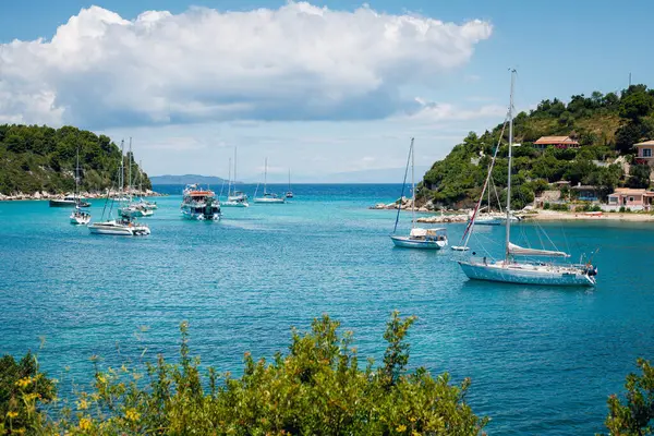Yelkenli ve Lush Hills 'li Tranquil Bay