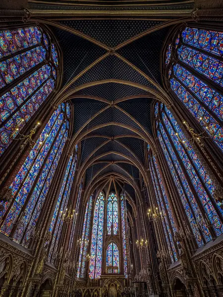Paris, Fransa 'daki Saint Chapelle kilisesinin içinde lekeli camlar var..