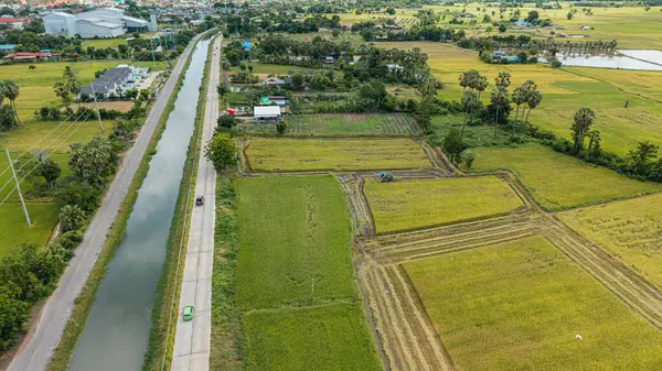 Hasat makinesini sulama kanalı ve yol boyunca çalıştırın