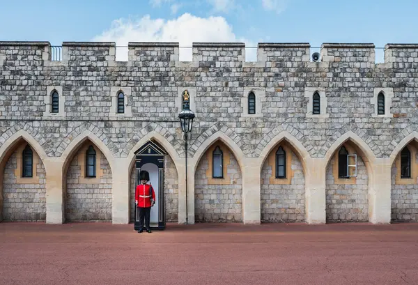İngiltere Windsor Kalesi 'nde geleneksel üniformalı kraliyet muhafızları görev başında..