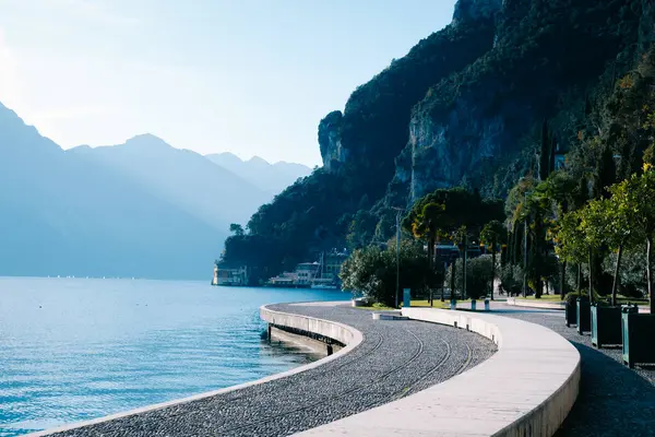 Gezinti güvertesiyle Garda Gölü Dağı Manzarası