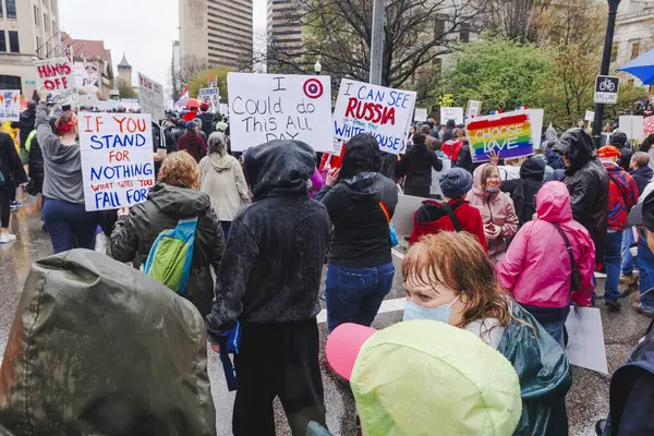 Kalabalık yağmurda büyük mitinglerde protesto işaretleri veriyor