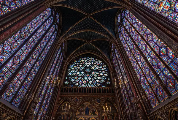 Paris, Fransa 'daki Saint Chapelle kilisesinin içinde lekeli camlar var..