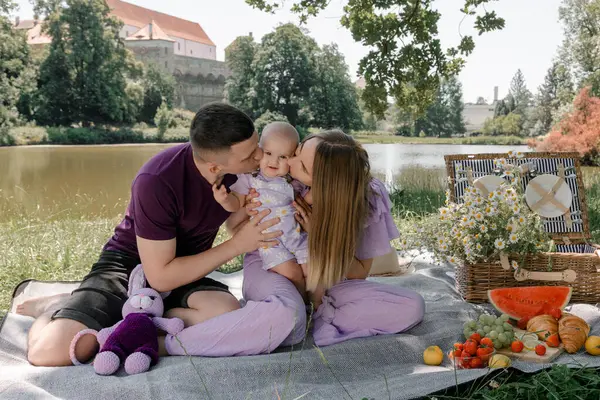 Genç aile yaz pikniğinin tadını çıkarıyor.