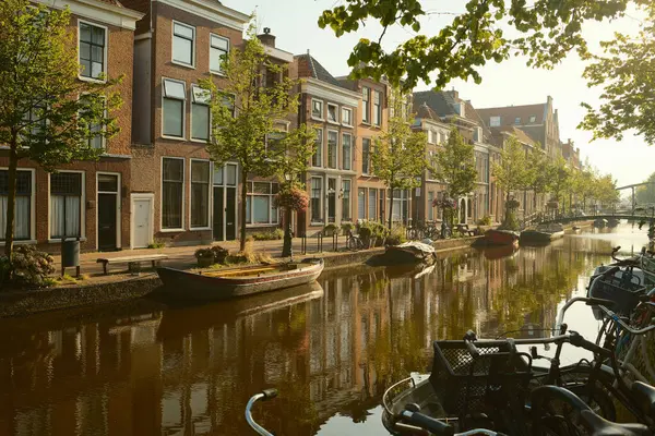 Kanal, gündoğumunda geleneksel Hollandalı evleri yansıtıyor