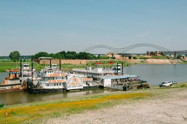 Mississippi Riverboat 'ları Memphis, Tennessee' de Köprü ile kenetlendi