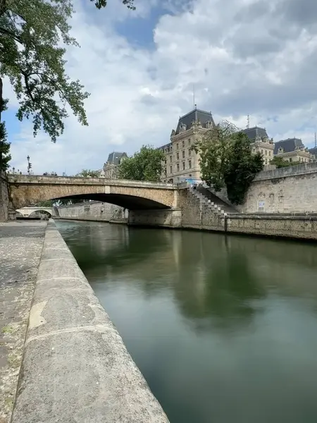 Paris, Fransa 'daki Seine nehrinin kıyısındaki yürüyüş yolunun manzarası.