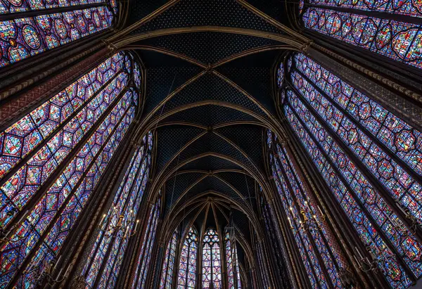 Paris, Fransa 'daki Saint Chapelle kilisesinin içinde lekeli camlar var..